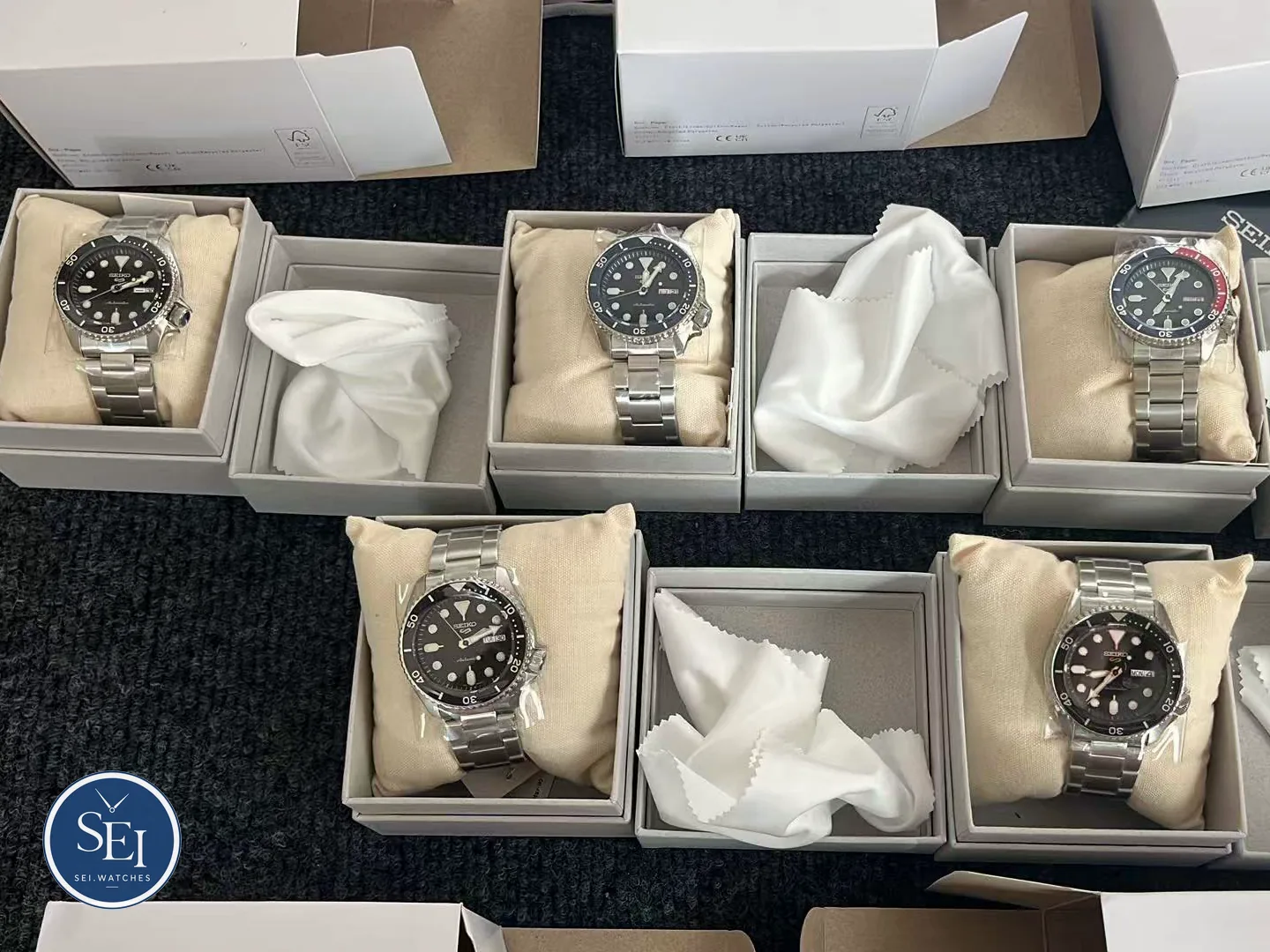 Cinco Seiko 5 Sports nuevos con film protector, cada uno en su estuche con su gamuza