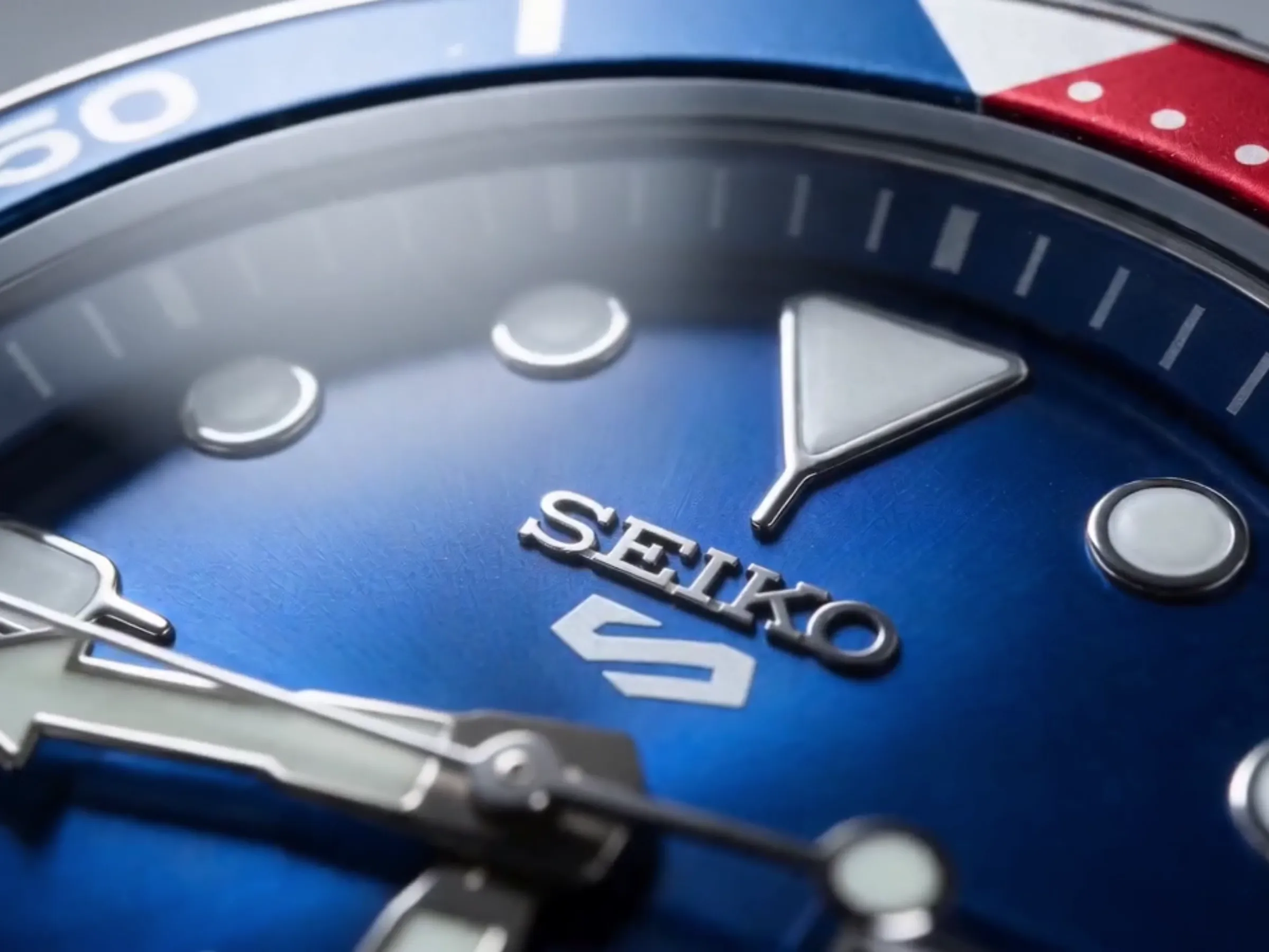 Quadrante blu con effetto raggiato del Seiko 5 Sports Pepsi in primo piano